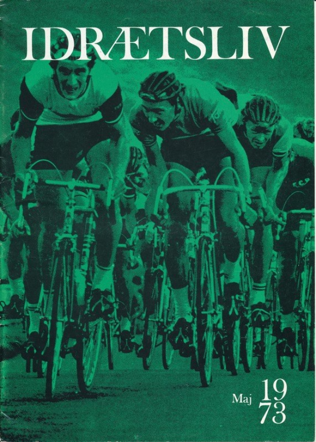 Buchumschlag betitelt "Idretsliv 1973" mit einer Gruppe von Radfahrern mit Helmen in einem Rennen.