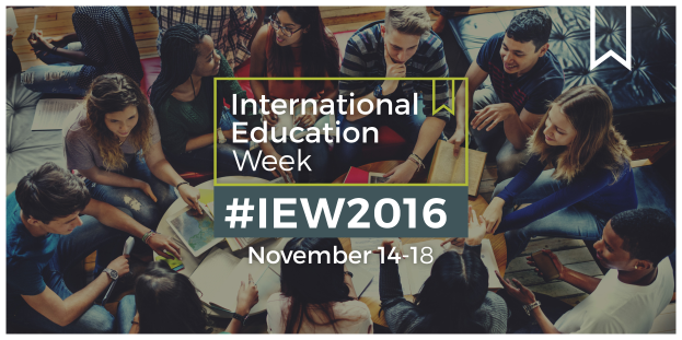 Eine Gruppe von Menschen sitzt auf einem Sofa, einige halten Bücher und Stifte, mit dem Text "International Education Week IEW 2016" in der Mitte, die scheinbar über internationale Bildung diskutieren.