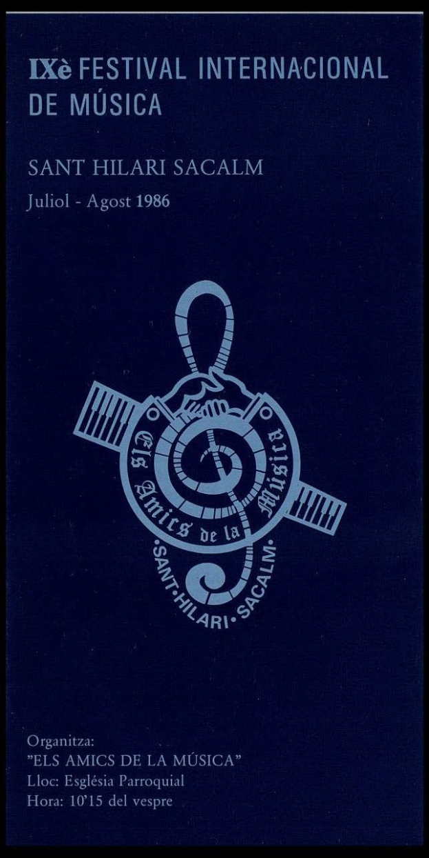 Plakat für das Ixé Festival Internacional de Música mit einem kreisförmigen Logo, das eine Musiknote umgeben von Blättern und Blumen zeigt, sowie einer fetten weißen Schrift, die "International Music Festival" lautet, und einem tiefblauen Hintergrund mit Sternen.