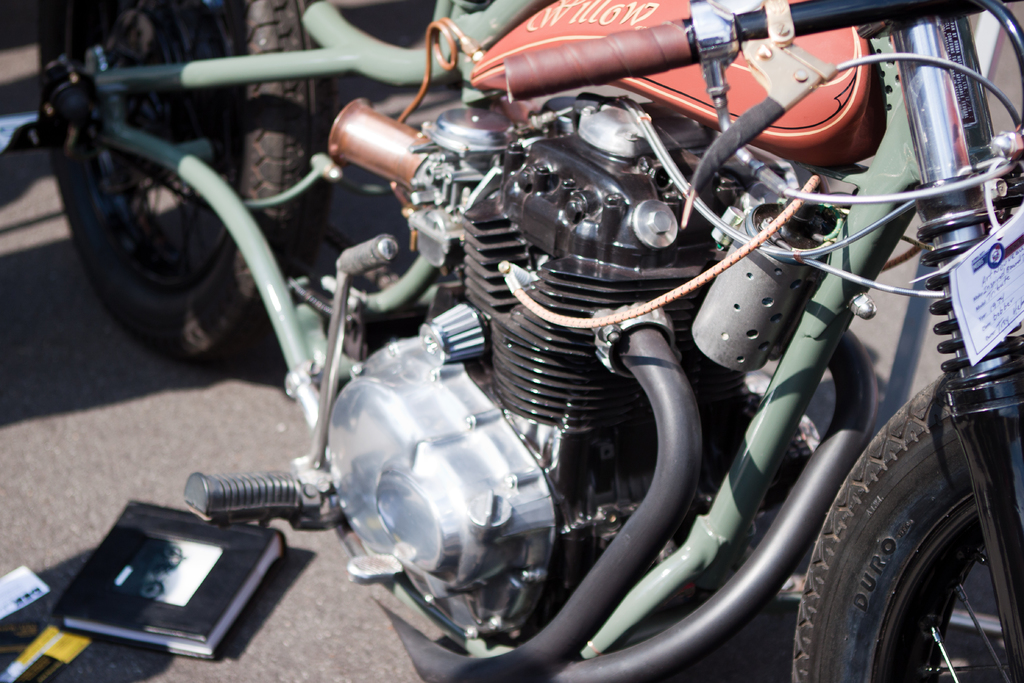 Mehrere Motorräder auf einer Straße mit einem Buch auf einem der Sitze.