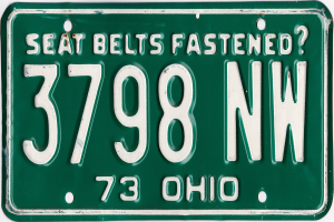 Grüner Ohio-Kennzeichen mit der Aufschrift "Sicherheitsgurte angelegt?" auf einem weißen Hintergrund.