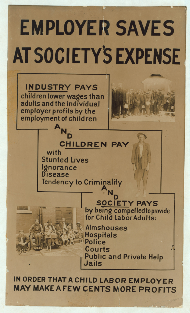 Ein Plakat mit einem hellgelben Hintergrund und einem weißen Rand, das eine Gruppe von verschiedenen, lächelnden Menschen und die fette Schrift 'Arbeitgeber spart auf Kosten der Gesellschaft' zeigt.