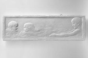 Schwarzes und weißes Foto von drei Kindern, die im Wasser schwimmen, mit einer Wand im Hintergrund.