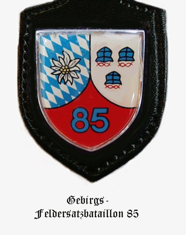 Logo von FC Bayern Mnchen mit der Zahl 85 und deutschem Text darunter.
