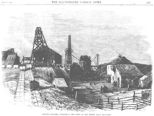 Eine Schwarz-Weiß-Radierung von Ashley's Colliery in Derbyshire, England, die eine Kohlegrube mit Häusern, Bahnschienen, Menschen und einem Zaun im Vordergrund und den Himmel im Hintergrund zeigt, mit Text oben und unten, der eine tödliche Explosion erwähnt.