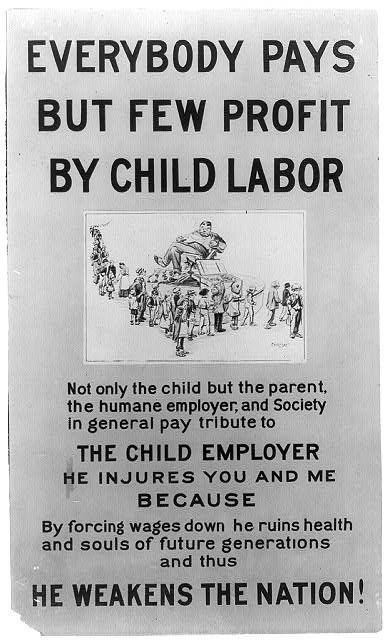 Schwarzes und weißes Plakat mit dem Text "Jeder zahlt, aber wenige profitieren von Kinderarbeit" und einer Gruppe von Menschen, die gegen Kinderarbeit protestieren.