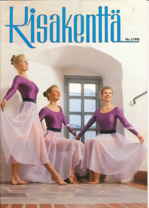 Plakat mit drei Frauen in purplefarbenen Kleidern mit dem Text "Kisakentia Magazine - Ausgabe 3/1990" darüber, vor einer Wand mit einem Fenster und einem Geländer.