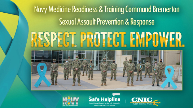 Ein Plakat mit einer Gruppe uniformierter Personen vor einem Gebäude, auf dem sexuelle Belästigung und -prävention sowie -reaktionen durch das Navy Medicine Readiness & Training Command Bremerton beworben werden.