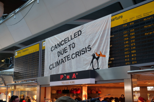 Festgehalten am Flughafen - Aktivisten angeklagt