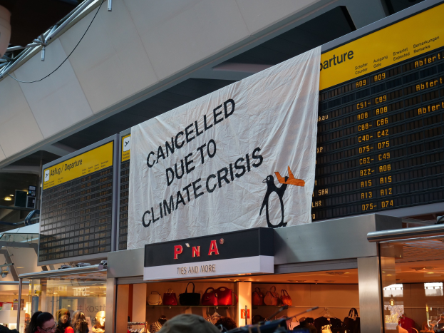 Festgehalten am Flughafen - Aktivisten angeklagt