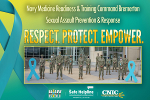 Plakat mit Navy-Personal in Uniform vor einem Gebäude, das die Initiative "Navy Medicine Readiness & Training Command Bremerton: Sexual Assault Prevention & Response" bewirbt mit dem Slogan "Respect, Protect, Empower."
